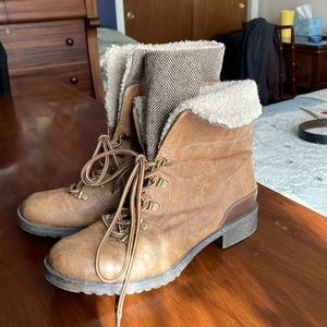 Light brown boots with fur lining